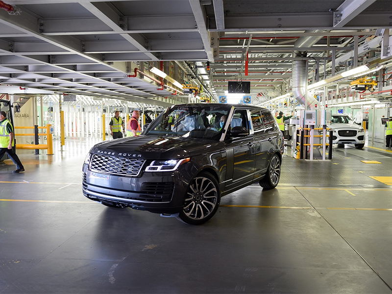 نظرة على أول سيارة رينج روڤر مصنّعة وفق قواعد التباعد الاجتماعي